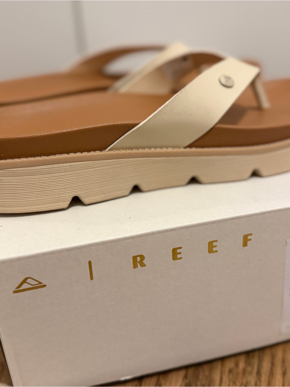 Reef Women’s Vista Luxe Vivianhh Cream/Tan Platform Thong Sandal - Picture 6 of 8